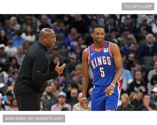 福克斯外线命中后稳稳防守，国王把胜利收入囊中