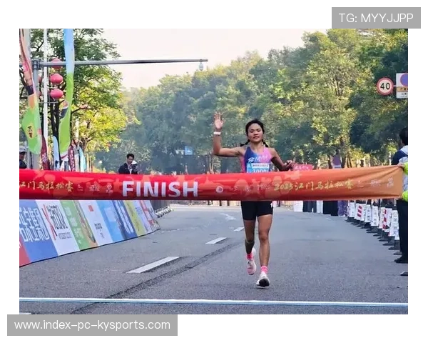 城市马拉松:两人携手冲线感动全场 城市马拉松:两人携手冲线感动全场